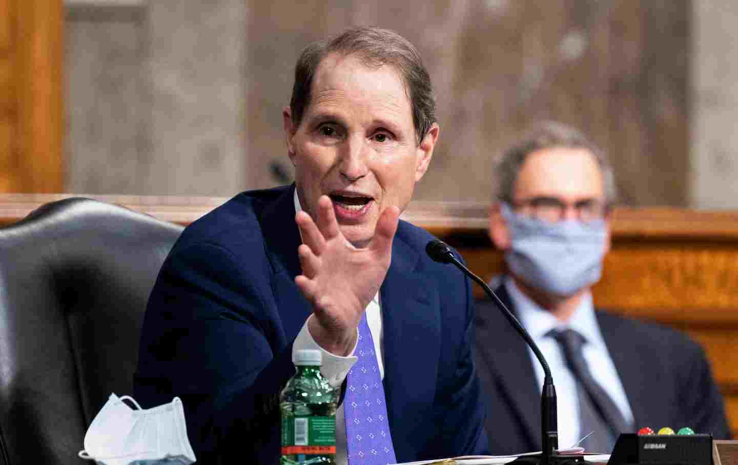 U.S. senator says Governments are spying on Apple and Google users through phone notifications