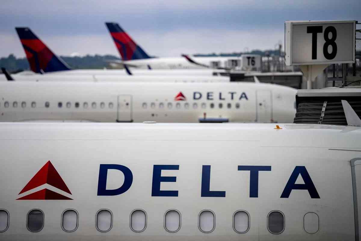 Delta Flight Diverts To New York After Passengers Are Served Spoiled Food